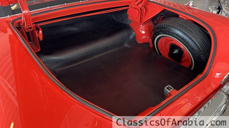 Convertible. V8 / Automatic. PB. PS. Fully restored !