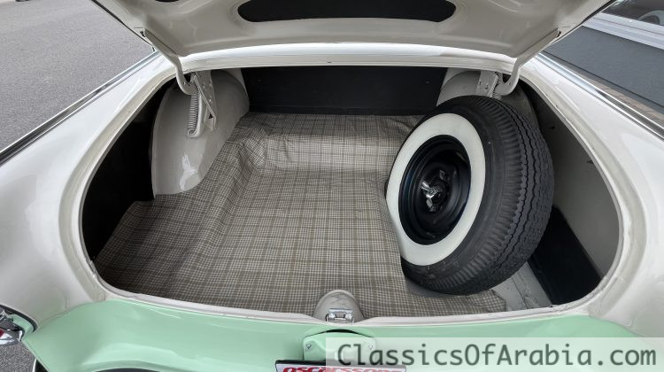 Crown Victoria Skyliner. Real glass roof. V8 / Aut